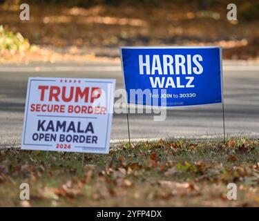 Philadelphia, USA. 4. November 2024 - Philadelphia, PA - politische Rasenschilder am Vorabend der Wahlen in den USA. Foto: Don Mennig / Alamy News Stockfoto