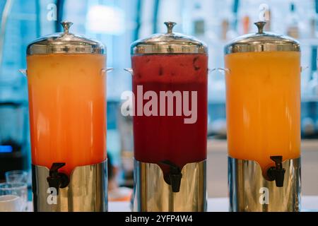 Ein luxuriöser Hotelkrug mit erfrischendem Sirup, elegant präsentiert, um erstklassige Gastfreundschaft und Getränkeservice hervorzuheben Stockfoto