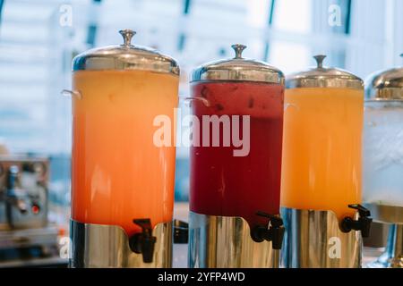 Ein luxuriöser Hotelkrug mit erfrischendem Sirup, elegant präsentiert, um erstklassige Gastfreundschaft und Getränkeservice hervorzuheben Stockfoto