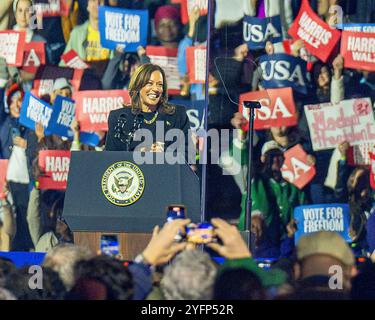Philadelphia, USA. 4. November 2024 - Philadelphia, PA - Vizepräsidentin Kamala Harris spricht bei ihrer Kundgebung in Philadelphia vor der Menge. Foto: Don Mennig / Alamy News Stockfoto