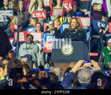 Philadelphia, USA. 4. November 2024 - Philadelphia, PA - Vizepräsidentin Kamala Harris spricht bei ihrer Kundgebung in Philadelphia vor der Menge. Foto: Don Mennig / Alamy News Stockfoto
