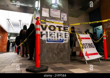 Massive Wahlbeteiligung in Anchorage vor den Präsidentschaftswahlen in Alaska 2024 am letzten Tag der frühen und abwesenden Wahl vor den US-Präsidentschaftswahlen 2024 im Anchorage City Hall. Die Wähler Alaskas hatten eine starke Wahlbeteiligung und gaben Stimmzettel für die Präsidentschaft und den einzigen Legislativsitz des Staates ab. Die hohe Wahlbeteiligung in Anchorage und anderswo zeigte die Bereitschaft der Alaskaner, eine aktive Rolle bei diesen wichtigen Wahlen zu übernehmen. Copyright: XHASANxAKBASx Stockfoto