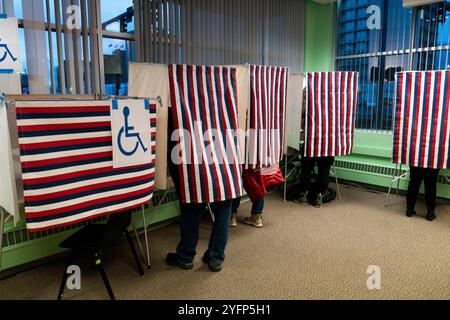 Massive Wahlbeteiligung in Anchorage vor den Präsidentschaftswahlen in Alaska 2024 am letzten Tag der frühen und abwesenden Wahl vor den US-Präsidentschaftswahlen 2024 im Anchorage City Hall. Die Wähler Alaskas hatten eine starke Wahlbeteiligung und gaben Stimmzettel für die Präsidentschaft und den einzigen Legislativsitz des Staates ab. Die hohe Wahlbeteiligung in Anchorage und anderswo zeigte die Bereitschaft der Alaskaner, eine aktive Rolle bei diesen wichtigen Wahlen zu übernehmen. Copyright: XHASANxAKBASx Stockfoto