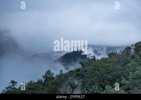 Ha Giang, Vietnam, Weiße Wolken auf dem Dong Van Steinplateau in Ha Giang Stockfoto