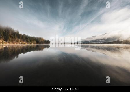 Der Barmsee, der größte See der Alpenwelt Karwendel, im oberbayrischen Landkreis Garmisch-Partenkirchen, gemeindeteil von Krün, im Herbst zu Sonnenaufgang am 31.10.2024. // der Barmsee, der größte See der Karwendeler Alpenwelt, im oberbayerischen Landkreis Garmisch-Partenkirchen, Teil der Gemeinde Krün, im Herbst bei Sonnenaufgang am 31. Oktober 2024. - 20241031 PD14455 Credit: APA-PictureDesk/Alamy Live News Stockfoto