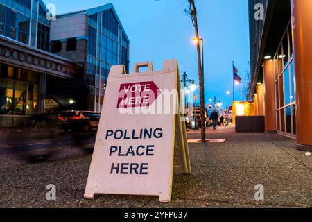 Massive Wahlbeteiligung in Anchorage vor den Präsidentschaftswahlen in Alaska 2024 am letzten Tag der frühen und abwesenden Wahl vor den US-Präsidentschaftswahlen 2024 im Anchorage City Hall. Die Wähler Alaskas hatten eine starke Wahlbeteiligung und gaben Stimmzettel für die Präsidentschaft und den einzigen Legislativsitz des Staates ab. Die hohe Wahlbeteiligung in Anchorage und anderswo zeigte die Bereitschaft der Alaskaner, eine aktive Rolle bei diesen wichtigen Wahlen zu übernehmen. Copyright: XHASANxAKBASx Stockfoto