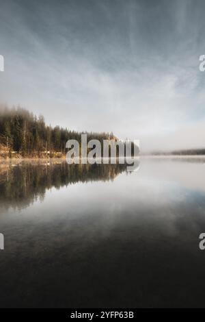 Der Barmsee, der größte See der Alpenwelt Karwendel, im oberbayrischen Landkreis Garmisch-Partenkirchen, gemeindeteil von Krün, im Herbst zu Sonnenaufgang am 31.10.2024. // der Barmsee, der größte See der Karwendeler Alpenwelt, im oberbayerischen Landkreis Garmisch-Partenkirchen, Teil der Gemeinde Krün, im Herbst bei Sonnenaufgang am 31. Oktober 2024. - 20241031 PD14454 Credit: APA-PictureDesk/Alamy Live News Stockfoto