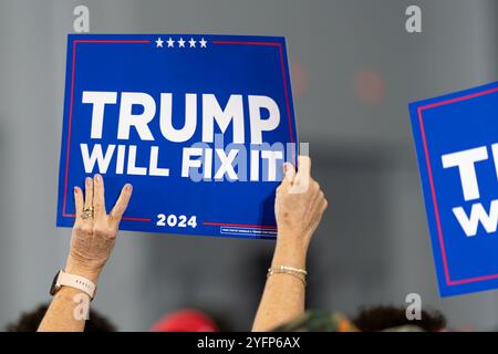 Atlanta, Georgia, USA. November 2024. Die Teilnehmer blinken Trump-Plakate bei der Kundgebung von Senator JD Vance am 4. November 2024 in Atlanta, Georgia. (Foto: Phil Mistry / PHIL FOTO) Credit: Phil Mistry/Alamy Live News Stockfoto