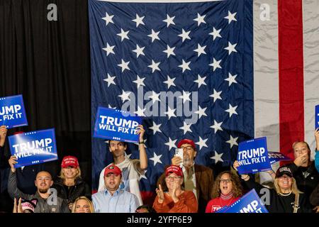 Atlanta, Georgia, USA. November 2024. Die Teilnehmer blinken Trump-Plakate bei der Kundgebung von Senator JD Vance am 4. November 2024 in Atlanta, Georgia. (Foto: Phil Mistry / PHIL FOTO) Credit: Phil Mistry/Alamy Live News Stockfoto