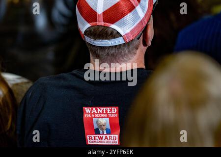 Atlanta, Georgia, USA. November 2024. Ein Zuschauer in einem Trump-T-Shirt hört dem Senator von Ohio, JD Vance, der am 4. November 2024 bei der Wahlkundgebung des Vizepräsidentschaftskandidaten im Cobb Galleria Center in Atlanta, Georgia, spricht. (Foto: Phil Mistry / PHIL FOTO) Credit: Phil Mistry/Alamy Live News Stockfoto