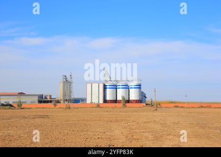 Metalllagertanks, Bau- und Industriearchitektur，Erscheinungsbild der Zementfabrik Stockfoto