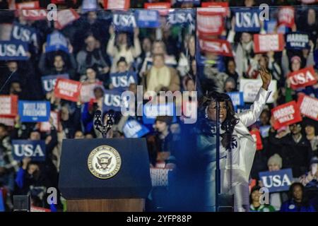 Philadelphia, USA. November 2024. Oprah Winfrey spricht am 4. November 2024 bei einer Kundgebung und einem Konzert für Kamala Harris in Philadelphia, Pennsylvania. Diese Kundgebung und das Konzert finden am Abend vor dem Wahltag statt. (Foto: Jonathan Fernandes/SIPA USA) Credit: SIPA USA/Alamy Live News Stockfoto