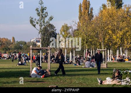 Berliner und Touristen genießen das sonnige und warme Herbstwetter im Berliner Mauerprk. / Berliner und Touristen genießen das sonnige und warme Herbstwetter im Berliner Mauerprk. Mauerpark in Berlin *** Berliner und Touristen genießen das sonnige und warme Herbstwetter im Berliner Mauerprk Berliner und Touristen genießen das sonnige und warme Herbstwetter im Berliner Mauerprk Mauerpark sp202410261537.jpg Stockfoto