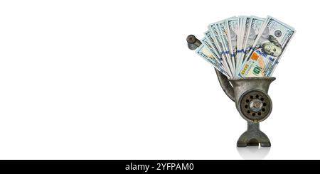 Jede Menge Bargeld in der alten Fleischwolf isoliert auf weiß mit Schneideweg und Platz für Text. Konzept des Finanzgeschäfts. Konstruktionselement. Stockfoto