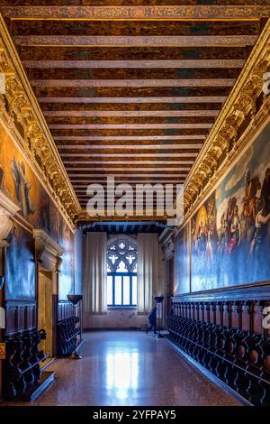 Venedig, Italien - 6. Februar 2024: Innenraum des Palazzo Ducale oder Dogenpalastes, höherer Ratshalle. Der alte luxuriöse Palazzo Ducale ist ein Wahrzeichen von Venedig. M Stockfoto