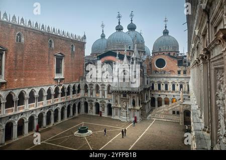 Venedig, Italien - 11. Februar 2024: Innenhof des Dogenpalastes oder Palazzo Ducale in Venedig. Dogenpalast ist eine der wichtigsten Touristenattraktionen in Ven Stockfoto