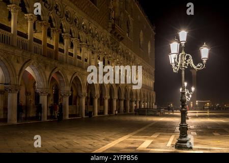 Venedig, Italien - 11. Februar 2024: Innenhof des Dogenpalastes oder Palazzo Ducale in Venedig. Dogenpalast ist eine der wichtigsten Touristenattraktionen in Ven Stockfoto