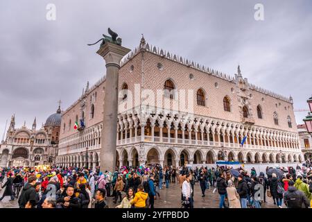 Venedig, Italien - 11. Februar 2024: Innenhof des Dogenpalastes oder Palazzo Ducale in Venedig. Dogenpalast ist eine der wichtigsten Touristenattraktionen in Ven Stockfoto