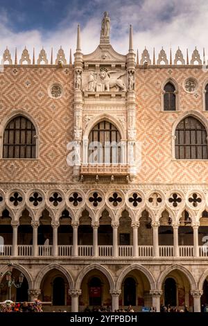 Venedig, Italien - 11. Februar 2024: Innenhof des Dogenpalastes oder Palazzo Ducale in Venedig. Dogenpalast ist eine der wichtigsten Touristenattraktionen in Ven Stockfoto