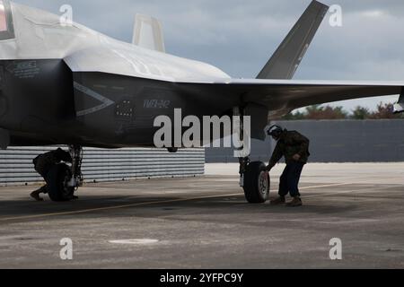 United States Marine Corps Lance CPL. David Blake, gebürtiger Washington, Linke, und CPL Isaiah Maez, gebürtiger Arizona, beide Flugzeugmechaniker Stockfoto