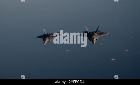 Zwei F-22 Raptoren der U.S. Air Force fliegen in Formation über dem Zentralkommando der USA, 10. Oktober 2024. Der Einsatz des fünften Gens Stockfoto