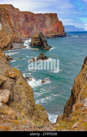 Felsige Küstenklippen mit stürzenden Wellen gegen die Küste, die die natürliche Schönheit und die lebendige Unterwasserwelt in Ponta de São Lourenco, Madeira, zeigen. Stockfoto