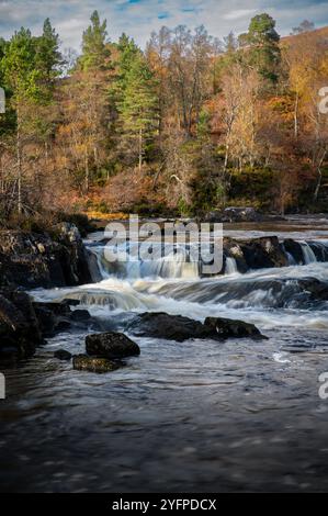 Fällt auf Garbh Uisge in Glen Affric Schottland. Stockfoto