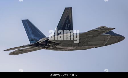 A U.S. Air Forces Central F-22 Raptor fliegt innerhalb des U.S. Central Command Area of Responsibility, 17. Oktober 2024. Die einzigartige Kombination des F-22 aus St Stockfoto
