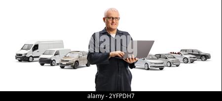 Reifer männlicher Arbeiter in einer Uniform mit einem Laptop, der auf einem Parkplatz steht, isoliert auf weißem Hintergrund Stockfoto