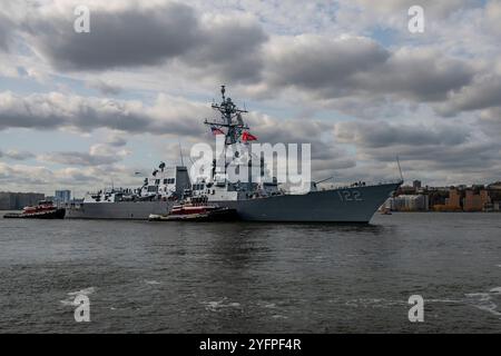 NEW YORK – der neueste Flug der Navy, die USS John Basilone (DDG 122), landet 88 am 4. November in New York City, New York City. Die Basilone ist angekommen Stockfoto