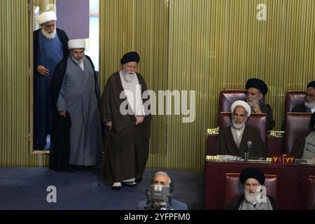 Teheran, Iran. November 2024. Ein Mitglied der iranischen Expertenversammlung, AHMAD ALAMOLHODA (C), kommt zu einer halbjährlichen Sitzung im alten iranischen Parlamentsgebäude von Teheran an. Alamolhoda ist ein iranischer schiitischer Geistlicher, der für seine ultrakonservativen Ansichten bekannt ist. Seit 2007 ist er Mitglied der Expertenversammlung und seit 2005 Leiter des Freitagsgebets in Maschhad. Alamolhoda dient als Vertreter des Obersten Führers in der Provinz Razavi Khorasan und ist Mitglied der Combatant Clergy Association. Quelle: ZUMA Press, Inc./Alamy Live News Stockfoto