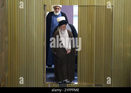Teheran, Iran. November 2024. Ein Mitglied der iranischen Expertenversammlung, AHMAD ALAMOLHODA, kommt zu einer halbjährlichen Sitzung im alten iranischen Parlamentsgebäude von Teheran an. Alamolhoda ist ein iranischer schiitischer Geistlicher, der für seine ultrakonservativen Ansichten bekannt ist. Seit 2007 ist er Mitglied der Expertenversammlung und seit 2005 Leiter des Freitagsgebets in Maschhad. Alamolhoda dient als Vertreter des Obersten Führers in der Provinz Razavi Khorasan und ist Mitglied der Combatant Clergy Association. Quelle: ZUMA Press, Inc./Alamy Live News Stockfoto