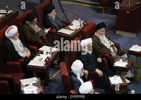 Teheran, Iran. November 2024. Ein Mitglied der iranischen Expertenversammlung, AHMAD ALAMOLHODA (R-TOP), nimmt an einer halbjährlichen Sitzung im alten iranischen Parlamentsgebäude in Teheran Teil. Alamolhoda ist ein iranischer schiitischer Geistlicher, der für seine ultrakonservativen Ansichten bekannt ist. Seit 2007 ist er Mitglied der Expertenversammlung und seit 2005 Leiter des Freitagsgebets in Maschhad. Alamolhoda dient als Vertreter des Obersten Führers in der Provinz Razavi Khorasan und ist Mitglied der Combatant Clergy Association. Quelle: ZUMA Press, Inc./Alamy Live News Stockfoto