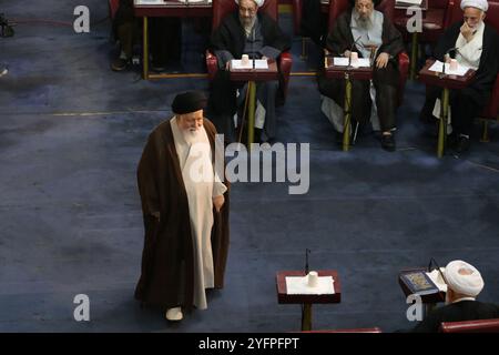 Teheran, Iran. November 2024. Ein Mitglied der iranischen Expertenversammlung, AHMAD ALAMOLHODA (C), kommt zu einer halbjährlichen Sitzung im alten iranischen Parlamentsgebäude von Teheran an. Alamolhoda ist ein iranischer schiitischer Geistlicher, der für seine ultrakonservativen Ansichten bekannt ist. Seit 2007 ist er Mitglied der Expertenversammlung und seit 2005 Leiter des Freitagsgebets in Maschhad. Alamolhoda dient als Vertreter des Obersten Führers in der Provinz Razavi Khorasan und ist Mitglied der Combatant Clergy Association. Quelle: ZUMA Press, Inc./Alamy Live News Stockfoto