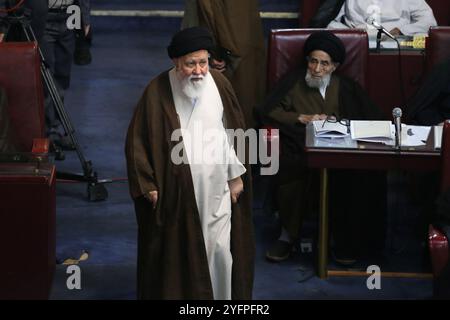 Teheran, Iran. November 2024. Ein Mitglied der iranischen Expertenversammlung, AHMAD ALAMOLHODA (L), kommt zu einer halbjährlichen Sitzung im alten iranischen Parlamentsgebäude von Teheran an. Alamolhoda ist ein iranischer schiitischer Geistlicher, der für seine ultrakonservativen Ansichten bekannt ist. Seit 2007 ist er Mitglied der Expertenversammlung und seit 2005 Leiter des Freitagsgebets in Maschhad. Alamolhoda dient als Vertreter des Obersten Führers in der Provinz Razavi Khorasan und ist Mitglied der Combatant Clergy Association. Quelle: ZUMA Press, Inc./Alamy Live News Stockfoto