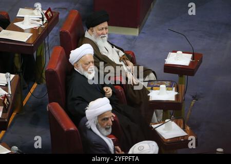 Teheran, Iran. November 2024. Ein Mitglied der iranischen Expertenversammlung, AHMAD ALAMOLHODA (C-TOP), nimmt an einer halbjährlichen Sitzung im alten iranischen Parlamentsgebäude in Teheran Teil. Alamolhoda ist ein iranischer schiitischer Geistlicher, der für seine ultrakonservativen Ansichten bekannt ist. Seit 2007 ist er Mitglied der Expertenversammlung und seit 2005 Leiter des Freitagsgebets in Maschhad. Alamolhoda dient als Vertreter des Obersten Führers in der Provinz Razavi Khorasan und ist Mitglied der Combatant Clergy Association. Quelle: ZUMA Press, Inc./Alamy Live News Stockfoto