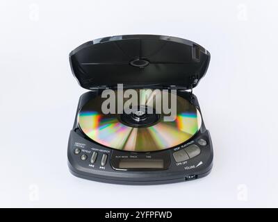 Vorderansicht des CD-Players mit offenem Deckel und goldener CD-Innenseite isoliert auf weißem Hintergrund. Stockfoto