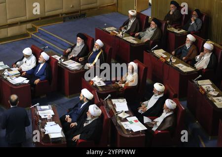 Teheran, Iran. November 2024. Mitglieder der iranischen Sachverständigenversammlung nehmen an einer halbjährlichen Sitzung im alten iranischen Parlamentsgebäude in Teheran Teil. Die Expertenversammlung ist ein gewähltes Organ im Iran, das für die Ernennung, Überwachung und gegebenenfalls Entlassung des Obersten Führers der Islamischen Republik zuständig ist. Die Versammlung besteht aus 88 islamischen Juristen (Mujtahids), die vom Volk für acht Jahre gewählt werden. Vor der Kandidatur müssen die Kandidaten vom Guardian Council geprüft und genehmigt werden, der unter der Autorität des Obersten Führers arbeitet. Quelle: ZUMA Press, Inc./Alamy Live News Stockfoto
