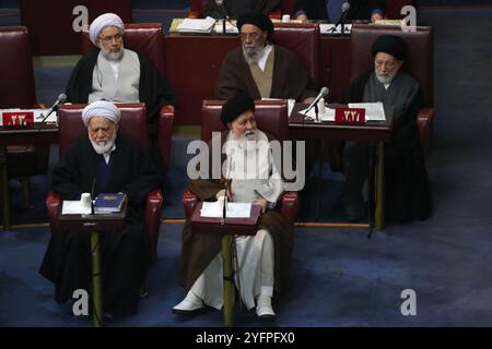 Teheran, Iran. November 2024. Ein Mitglied der iranischen Expertenversammlung, AHMAD ALAMOLHODA (C-Bottom), nimmt an einer halbjährlichen Sitzung im alten iranischen Parlamentsgebäude in Teheran Teil. Alamolhoda ist ein iranischer schiitischer Geistlicher, der für seine ultrakonservativen Ansichten bekannt ist. Seit 2007 ist er Mitglied der Expertenversammlung und seit 2005 Leiter des Freitagsgebets in Maschhad. Alamolhoda dient als Vertreter des Obersten Führers in der Provinz Razavi Khorasan und ist Mitglied der Combatant Clergy Association. Quelle: ZUMA Press, Inc./Alamy Live News Stockfoto