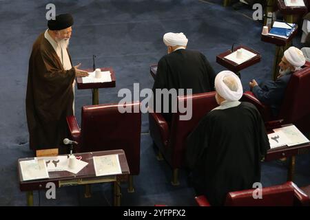 Teheran, Iran. November 2024. Ein Mitglied der iranischen Expertenversammlung, AHMAD ALAMOLHODA (L), kommt zu einer halbjährlichen Sitzung im alten iranischen Parlamentsgebäude von Teheran an. Alamolhoda ist ein iranischer schiitischer Geistlicher, der für seine ultrakonservativen Ansichten bekannt ist. Seit 2007 ist er Mitglied der Expertenversammlung und seit 2005 Leiter des Freitagsgebets in Maschhad. Alamolhoda dient als Vertreter des Obersten Führers in der Provinz Razavi Khorasan und ist Mitglied der Combatant Clergy Association. Quelle: ZUMA Press, Inc./Alamy Live News Stockfoto