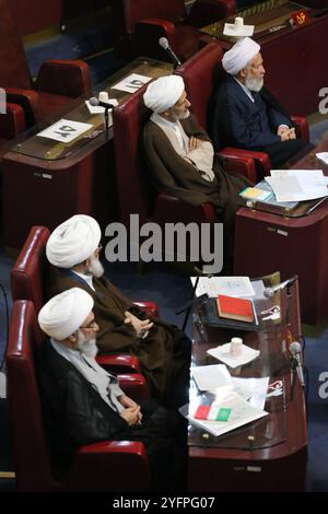 Teheran, Iran. November 2024. Mitglieder der iranischen Sachverständigenversammlung nehmen an einer halbjährlichen Sitzung im alten iranischen Parlamentsgebäude in Teheran Teil. Die Expertenversammlung ist ein gewähltes Organ im Iran, das für die Ernennung, Überwachung und gegebenenfalls Entlassung des Obersten Führers der Islamischen Republik zuständig ist. Die Versammlung besteht aus 88 islamischen Juristen (Mujtahids), die vom Volk für acht Jahre gewählt werden. Vor der Kandidatur müssen die Kandidaten vom Guardian Council geprüft und genehmigt werden, der unter der Autorität des Obersten Führers arbeitet. Quelle: ZUMA Press, Inc./Alamy Live News Stockfoto