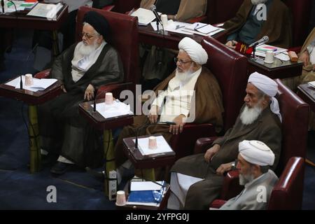 Teheran, Iran. November 2024. Mitglieder der iranischen Sachverständigenversammlung nehmen an einer halbjährlichen Sitzung im alten iranischen Parlamentsgebäude in Teheran Teil. Die Expertenversammlung ist ein gewähltes Organ im Iran, das für die Ernennung, Überwachung und gegebenenfalls Entlassung des Obersten Führers der Islamischen Republik zuständig ist. Die Versammlung besteht aus 88 islamischen Juristen (Mujtahids), die vom Volk für acht Jahre gewählt werden. Vor der Kandidatur müssen die Kandidaten vom Guardian Council geprüft und genehmigt werden, der unter der Autorität des Obersten Führers arbeitet. Quelle: ZUMA Press, Inc./Alamy Live News Stockfoto