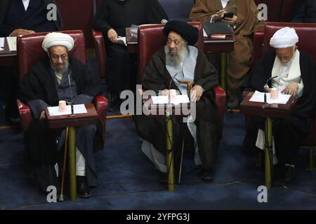 Teheran, Iran. November 2024. Mitglieder der iranischen Sachverständigenversammlung nehmen an einer halbjährlichen Sitzung im alten iranischen Parlamentsgebäude in Teheran Teil. Die Expertenversammlung ist ein gewähltes Organ im Iran, das für die Ernennung, Überwachung und gegebenenfalls Entlassung des Obersten Führers der Islamischen Republik zuständig ist. Die Versammlung besteht aus 88 islamischen Juristen (Mujtahids), die vom Volk für acht Jahre gewählt werden. Vor der Kandidatur müssen die Kandidaten vom Guardian Council geprüft und genehmigt werden, der unter der Autorität des Obersten Führers arbeitet. Quelle: ZUMA Press, Inc./Alamy Live News Stockfoto