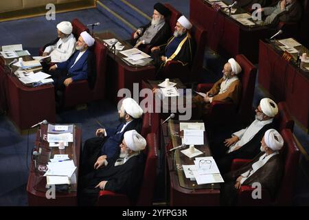 Teheran, Iran. November 2024. Mitglieder der iranischen Sachverständigenversammlung nehmen an einer halbjährlichen Sitzung im alten iranischen Parlamentsgebäude in Teheran Teil. Die Expertenversammlung ist ein gewähltes Organ im Iran, das für die Ernennung, Überwachung und gegebenenfalls Entlassung des Obersten Führers der Islamischen Republik zuständig ist. Die Versammlung besteht aus 88 islamischen Juristen (Mujtahids), die vom Volk für acht Jahre gewählt werden. Vor der Kandidatur müssen die Kandidaten vom Guardian Council geprüft und genehmigt werden, der unter der Autorität des Obersten Führers arbeitet. Quelle: ZUMA Press, Inc./Alamy Live News Stockfoto