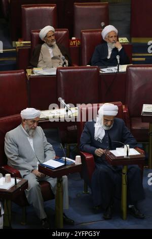 Teheran, Iran. November 2024. Mitglieder der iranischen Sachverständigenversammlung nehmen an einer halbjährlichen Sitzung im alten iranischen Parlamentsgebäude in Teheran Teil. Die Expertenversammlung ist ein gewähltes Organ im Iran, das für die Ernennung, Überwachung und gegebenenfalls Entlassung des Obersten Führers der Islamischen Republik zuständig ist. Die Versammlung besteht aus 88 islamischen Juristen (Mujtahids), die vom Volk für acht Jahre gewählt werden. Vor der Kandidatur müssen die Kandidaten vom Guardian Council geprüft und genehmigt werden, der unter der Autorität des Obersten Führers arbeitet. Quelle: ZUMA Press, Inc./Alamy Live News Stockfoto
