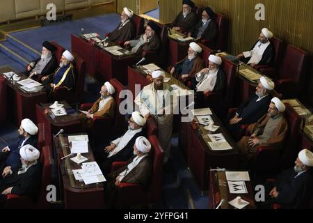 Teheran, Iran. November 2024. Mitglieder der iranischen Sachverständigenversammlung nehmen an einer halbjährlichen Sitzung im alten iranischen Parlamentsgebäude in Teheran Teil. Die Expertenversammlung ist ein gewähltes Organ im Iran, das für die Ernennung, Überwachung und gegebenenfalls Entlassung des Obersten Führers der Islamischen Republik zuständig ist. Die Versammlung besteht aus 88 islamischen Juristen (Mujtahids), die vom Volk für acht Jahre gewählt werden. Vor der Kandidatur müssen die Kandidaten vom Guardian Council geprüft und genehmigt werden, der unter der Autorität des Obersten Führers arbeitet. Quelle: ZUMA Press, Inc./Alamy Live News Stockfoto