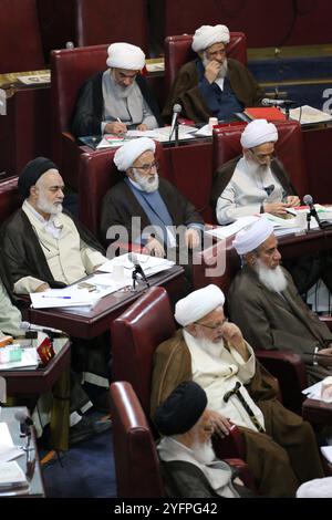 Teheran, Iran. November 2024. Mitglieder der iranischen Sachverständigenversammlung nehmen an einer halbjährlichen Sitzung im alten iranischen Parlamentsgebäude in Teheran Teil. Die Expertenversammlung ist ein gewähltes Organ im Iran, das für die Ernennung, Überwachung und gegebenenfalls Entlassung des Obersten Führers der Islamischen Republik zuständig ist. Die Versammlung besteht aus 88 islamischen Juristen (Mujtahids), die vom Volk für acht Jahre gewählt werden. Vor der Kandidatur müssen die Kandidaten vom Guardian Council geprüft und genehmigt werden, der unter der Autorität des Obersten Führers arbeitet. Quelle: ZUMA Press, Inc./Alamy Live News Stockfoto