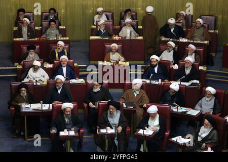 Teheran, Iran. November 2024. Mitglieder der iranischen Sachverständigenversammlung nehmen an einer halbjährlichen Sitzung im alten iranischen Parlamentsgebäude in Teheran Teil. Die Expertenversammlung ist ein gewähltes Organ im Iran, das für die Ernennung, Überwachung und gegebenenfalls Entlassung des Obersten Führers der Islamischen Republik zuständig ist. Die Versammlung besteht aus 88 islamischen Juristen (Mujtahids), die vom Volk für acht Jahre gewählt werden. Vor der Kandidatur müssen die Kandidaten vom Guardian Council geprüft und genehmigt werden, der unter der Autorität des Obersten Führers arbeitet. Quelle: ZUMA Press, Inc./Alamy Live News Stockfoto