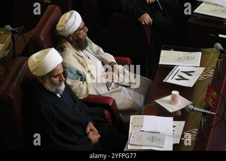 Teheran, Iran. November 2024. Mitglieder der iranischen Sachverständigenversammlung nehmen an einer halbjährlichen Sitzung im alten iranischen Parlamentsgebäude in Teheran Teil. Die Expertenversammlung ist ein gewähltes Organ im Iran, das für die Ernennung, Überwachung und gegebenenfalls Entlassung des Obersten Führers der Islamischen Republik zuständig ist. Die Versammlung besteht aus 88 islamischen Juristen (Mujtahids), die vom Volk für acht Jahre gewählt werden. Vor der Kandidatur müssen die Kandidaten vom Guardian Council geprüft und genehmigt werden, der unter der Autorität des Obersten Führers arbeitet. Quelle: ZUMA Press, Inc./Alamy Live News Stockfoto