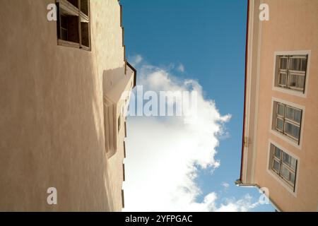 Der Turm der Kirche des Heiligen Geistes „Puhavaimu Kirik“ mit der ältesten Uhr der Stadt aus dem 17. Jahrhundert in Tallinn - Estland Stockfoto